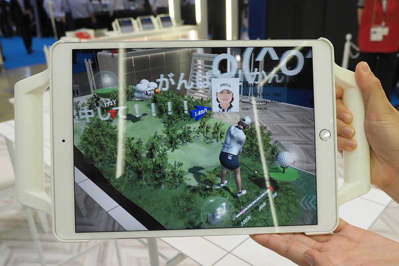 ゴルフ中継を観ながら、コースや風などの情報をCG上で確認できるAR観戦のデモ。ネット掲示板の実況コメントが流れる仕組みも