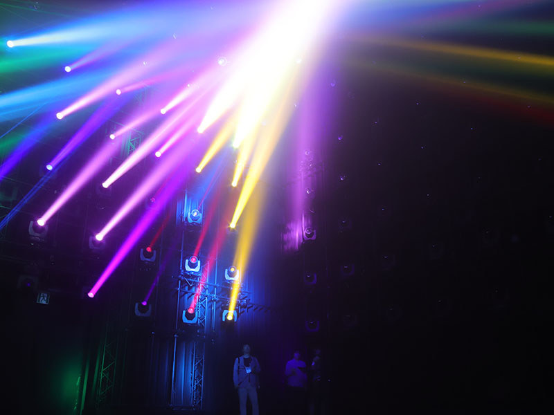 スモークを焚いた空間にビームのような光と電子音楽を流すアート