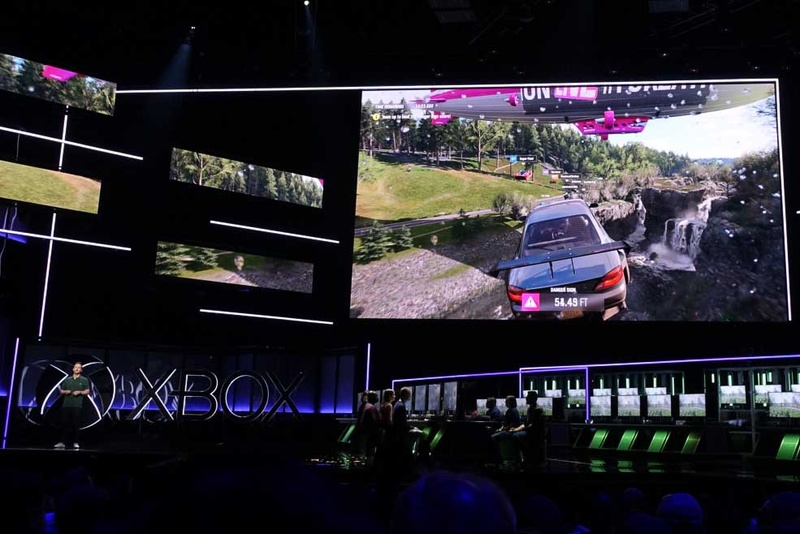 マイクロソフトのヒットレースゲーム「Forza Horizon」の新作「4」が登場。春夏秋冬、季節変化の要素が採り入れられることが発表されると、天井からは大量の「落ち葉」が(もちろん本物ではなく、紙製)