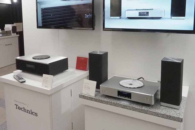 テクニクスのプレミアムクラスで展開しているオーディオシステム「OTTAVA」の「SC-C70」(左)や「SC-C500」(右)も展示されている