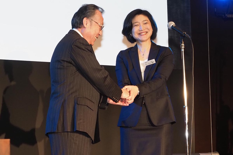 日本オーディオ協会の校條亮治会長(左)と、次の会長に内定しているパナソニックの小川理子氏