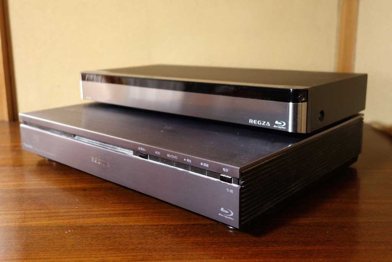 DBR-M4008とDBR-M190のサイズ比較(背面部の並びを揃えてある)。録画スペックは異なるものの、約7年後にここまで小型化するとは……。