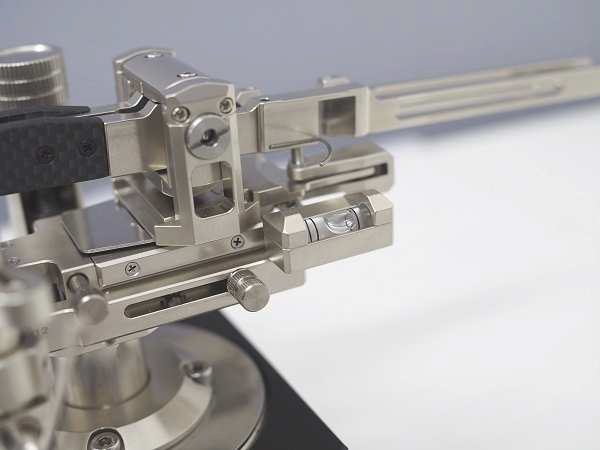 ベース部に手締めのネジ。後方には水準器を追加