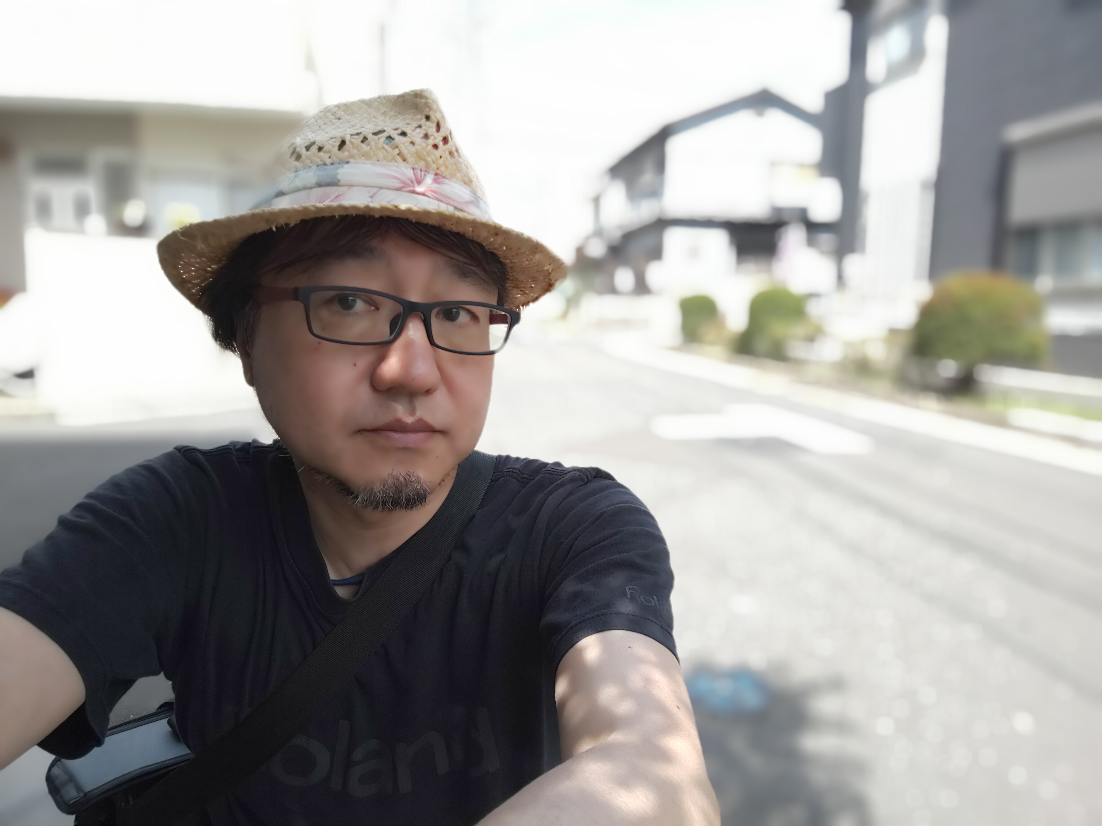 むさ苦しいオジサンも小顔+美白+背景ぼかしで、すっきり爽やかな好青年に