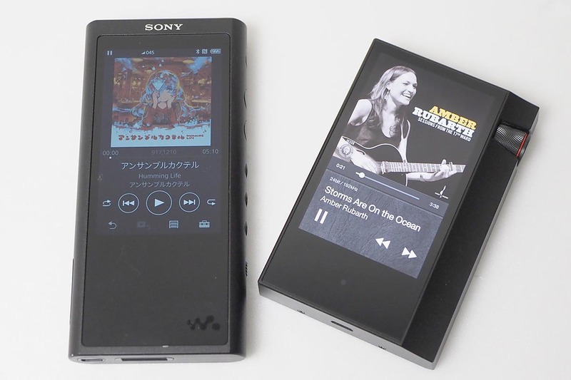 ウォークマンNW-ZX300(左)と、aptX HD対応のAstell&Kern AK70 MKII(右/写真は限定の創立5周年モデル)