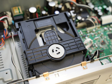 デノン、ハイレゾのUSBメモリ再生も可能な6万円のCDプレーヤー「DCD