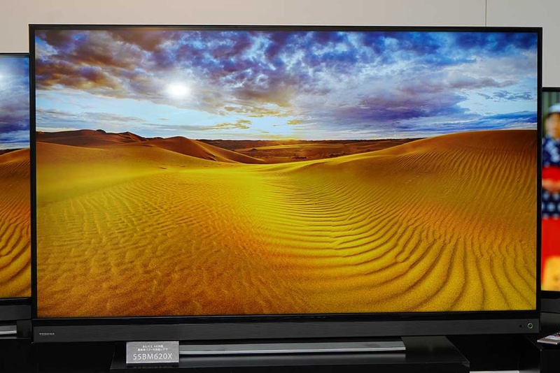 55BM620Xの外観。ディスプレイ部はベゼルも細めですっきりとしたデザイン。画面下には前向き配置のスピーカー部がある。最近のモデルはしっかりとスピーカー部を主張するものは珍しい。