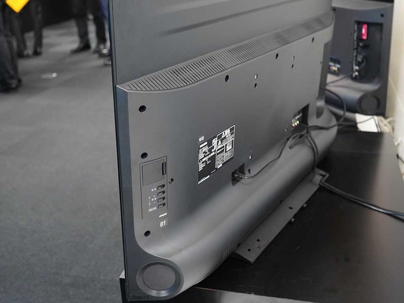 55BM620Xの背面。下側に大きく張り出しているのがウーファ部で、左右の両端には低音を増強するポートがある。