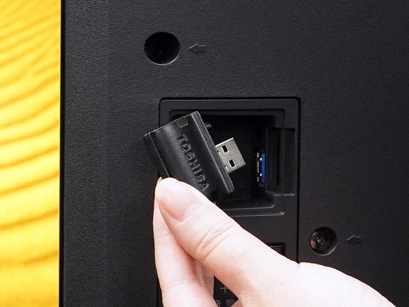 背面にある専用の拡張端子に「BS/CS 4K視聴チップ」を装着する。端子はUSBに似ているが、USB端子として使うことはできないし、誤装着を避けるために専用のピンが接続部にある