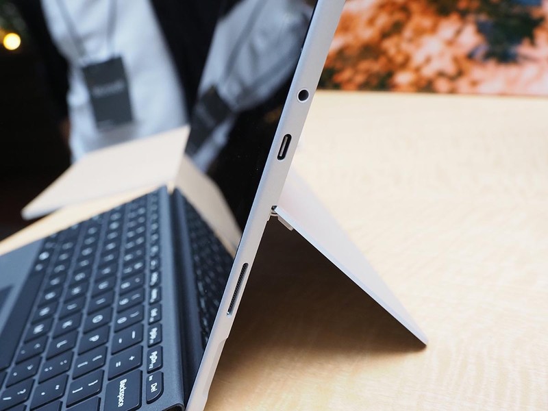 USB Type-Cやステレオミニの音声出力などを装備