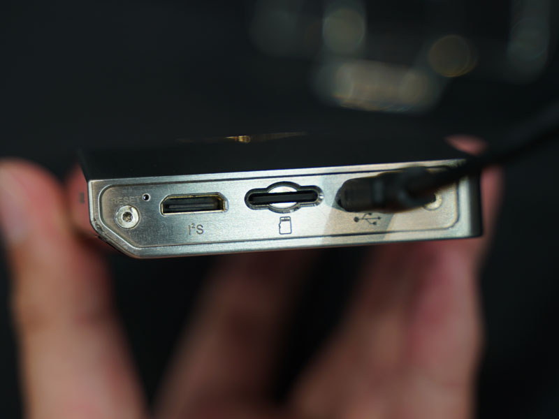 底部。I2SのmicroHDMI端子なども装備する