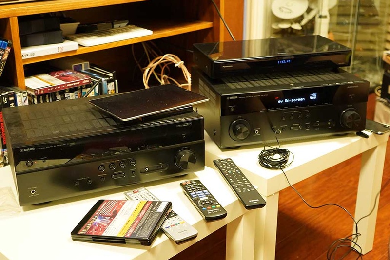 左がRX-V581(とiPad)。右がRX-A780(とUHD BDプレーヤー)