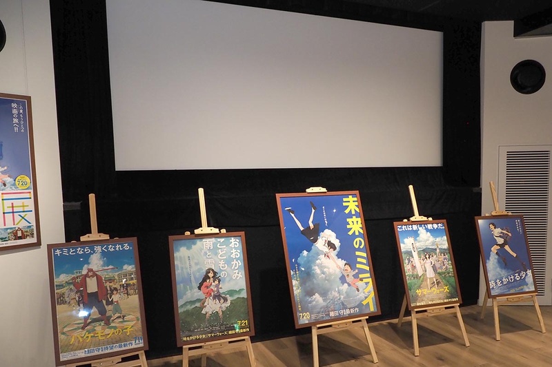 5階で前面スクリーンを使ったイベントなどを実施