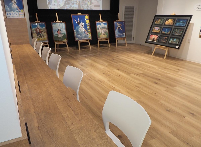 5階で前面スクリーンを使ったイベントなどを実施