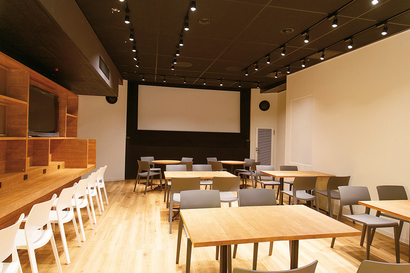 テーブルや椅子を設置した状態