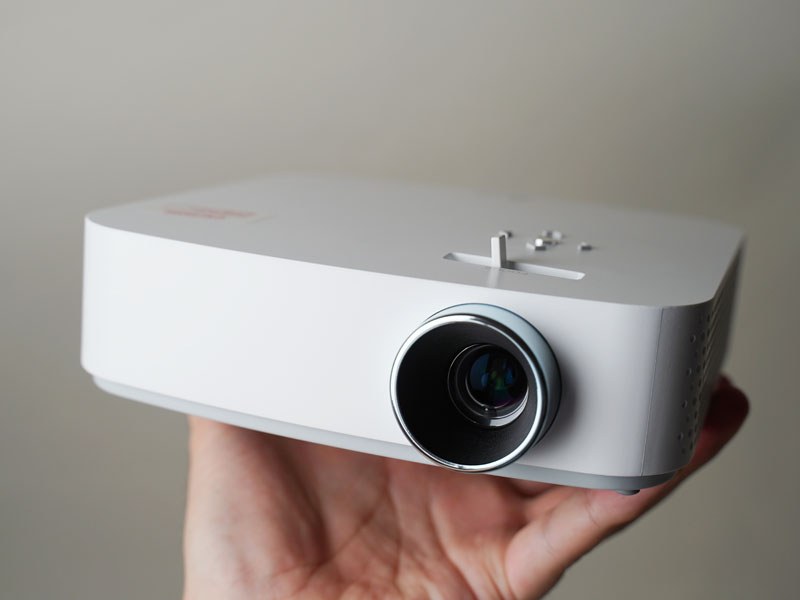 片手で持てるプロジェクタ「CineBeam PF50KS」