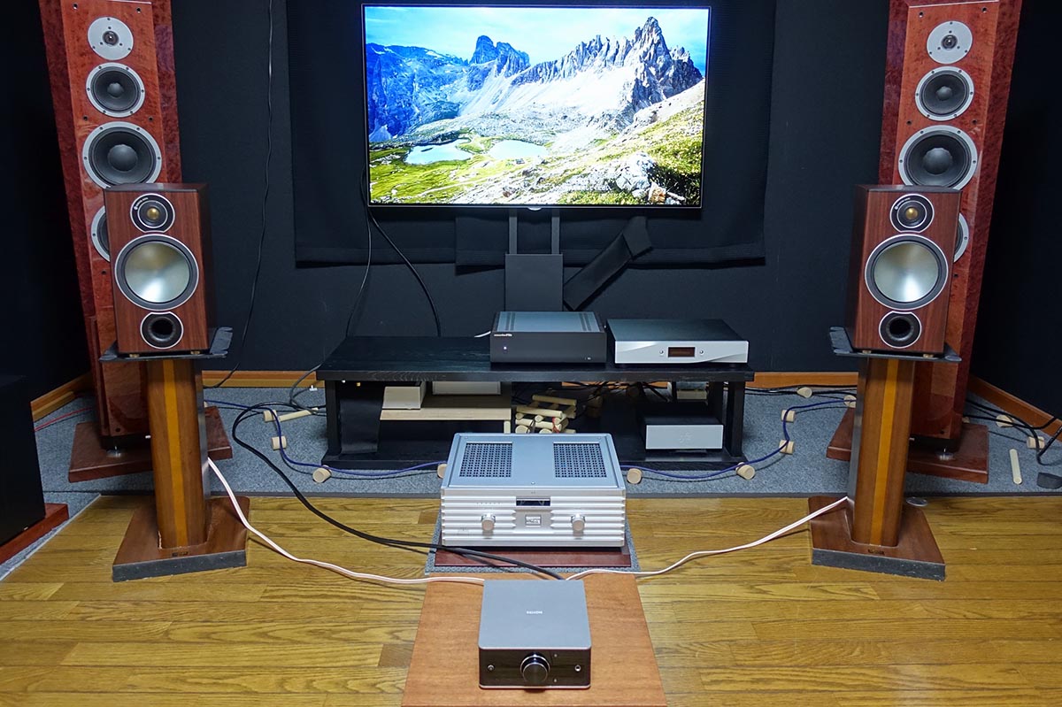 Monitor Audio「Bronze 2」とPMA-60(中央手前)