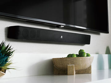 JBL、ホテル客室の音漏れを抑えるスリムなサウンドバー。約3.4万円