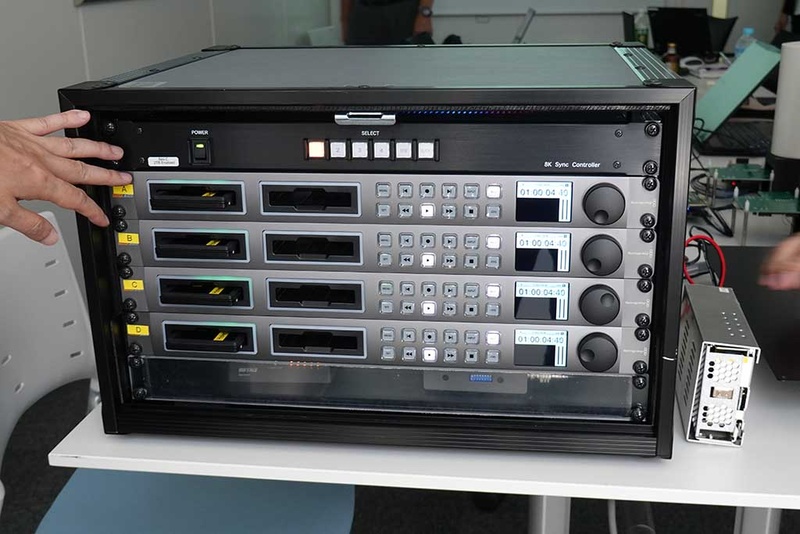 17インチ版で表示するための映像は、69本の映像ストリームがSSDに記録されたものを8Kにまとめて出力している。