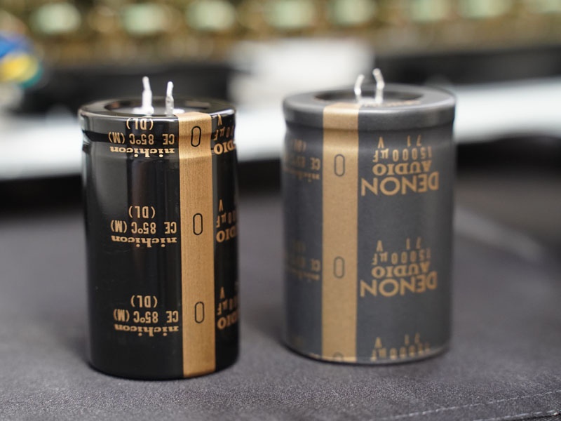 左が従来モデルのコンデンサ、右が新しいコンデンサ