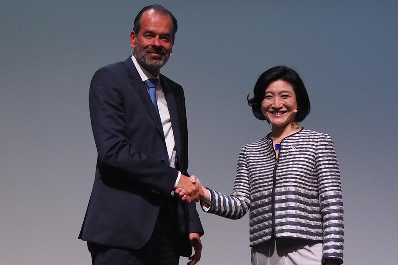 VodafoneのErik Brenneis CEO(左)が登壇