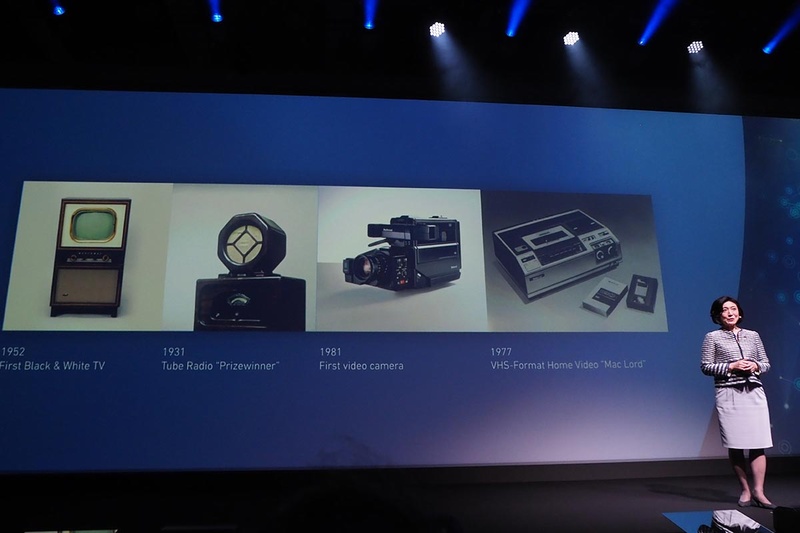 小川氏は創業100年にちなんで歴代の製品を紹介。次の100年に向けた取り組みの一つとして様々な新製品を披露した