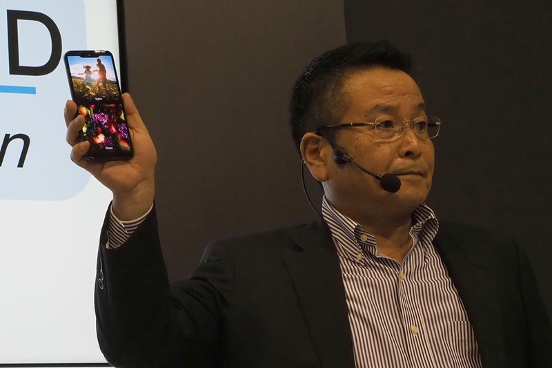 石田氏が有機ELスマホの試作機を披露