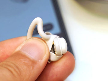 ボーズ、ノイズをマスキングして快眠できる“耳栓”「sleepbuds
