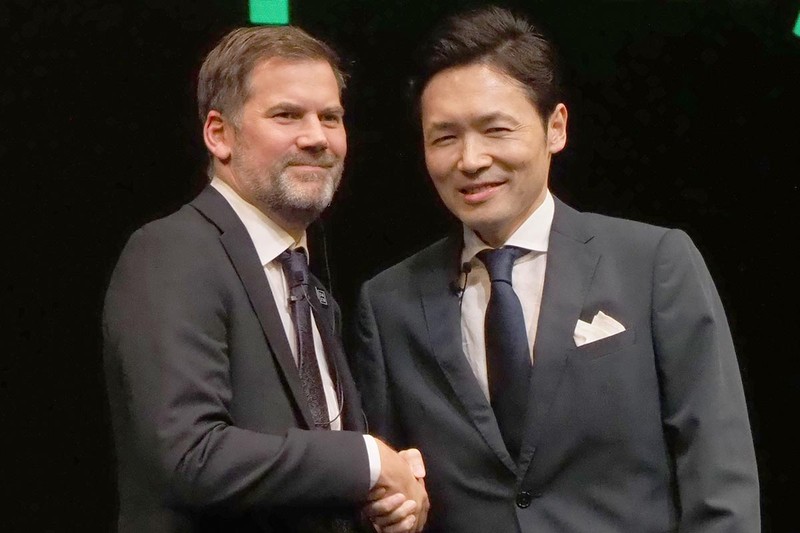パフォーム・ジャパンのマーティン・ジョーンズ氏を握手を交わす、スポティファイジャパンの玉木一郎社長(右)