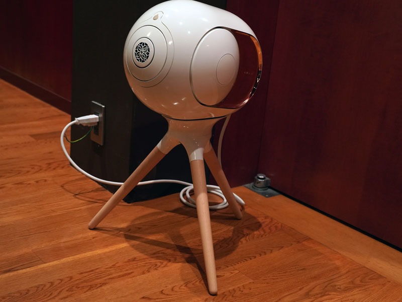 スタンドなどのアクセサリも用意。写真のスタンドは「Treepod」で、価格は45,900円(税込)