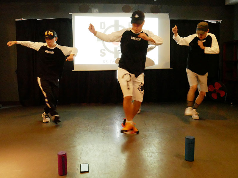 KAZ the FIREによる、MEGABOOM 3/BOOM 3を使ったダンスパフォーマンス