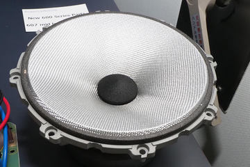 B&W、中低域ユニット一新で9万円からの新600シリーズ。黄色のケブラー