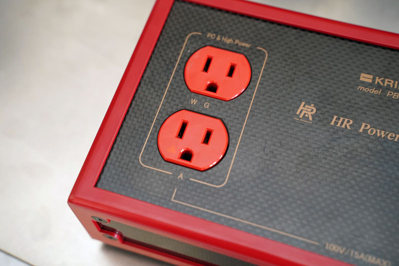 向かって左の2つがパワーアンプやPC用のコネクタ