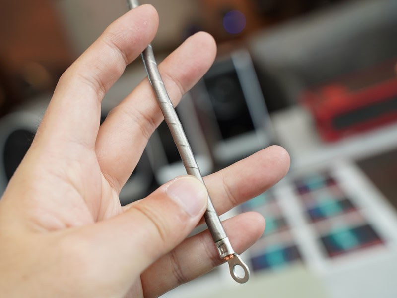 シート状のバスタレイドを内部のジャンパー線に巻きつけている