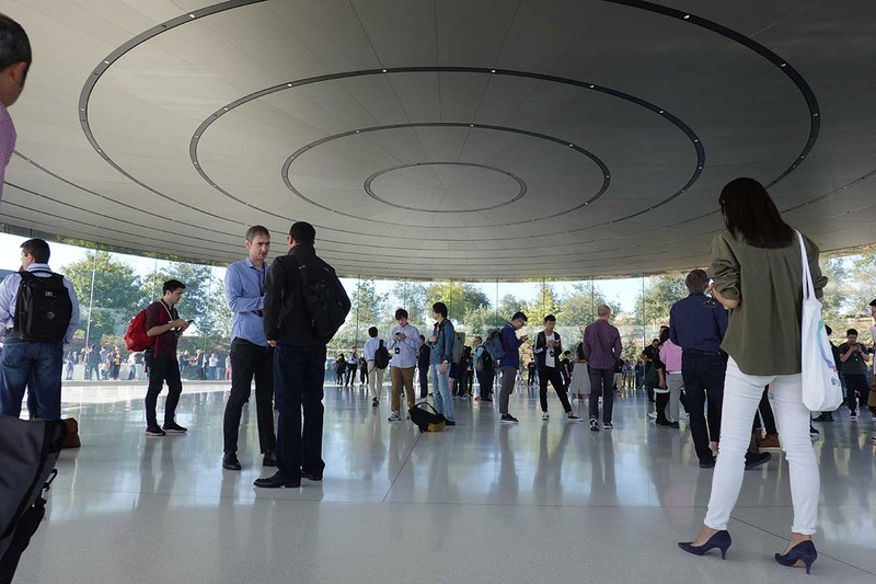 発表会場のSteve Jobs Theater。訪れたのは1年ぶりだが、建物として純粋に美しく、改めて驚かされた