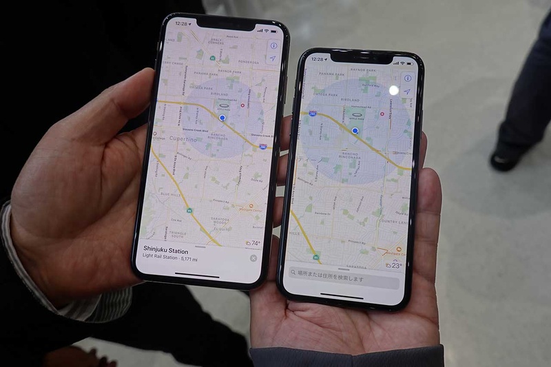 左がiPhone XS Max、右がiPhone X。「ノッチ」の大きさはほとんど変わっていないことに注目