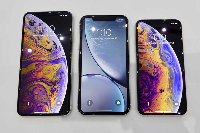 左から、iPhone XS Max・XR・XS。XRとXSの差は部品調達の関係が大きく、6インチ近傍が「これからのiPhoneのスタンダード」なのだろう