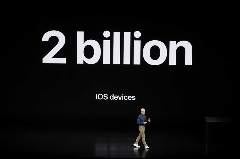 iOSデバイスが「20億台」を超えたことが発表された。iPhoneから始まった機器がそれだけ大成功した、ということだが、その未来はどこに向かうのだろうか