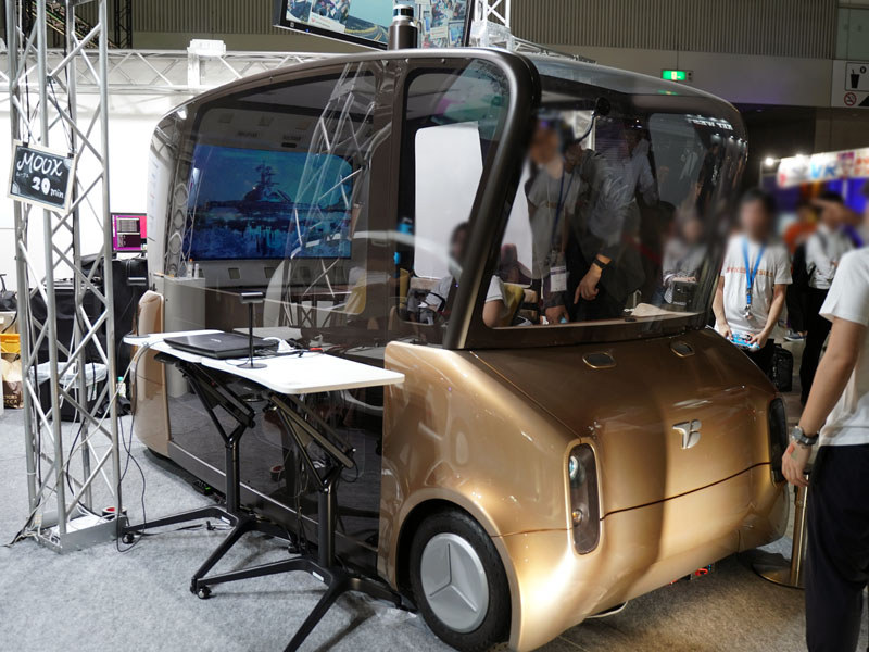 トヨタ紡織、ティアフォー、シナスタジアが共同で出展。「VRドライブを楽しむ移動空間」を提案している