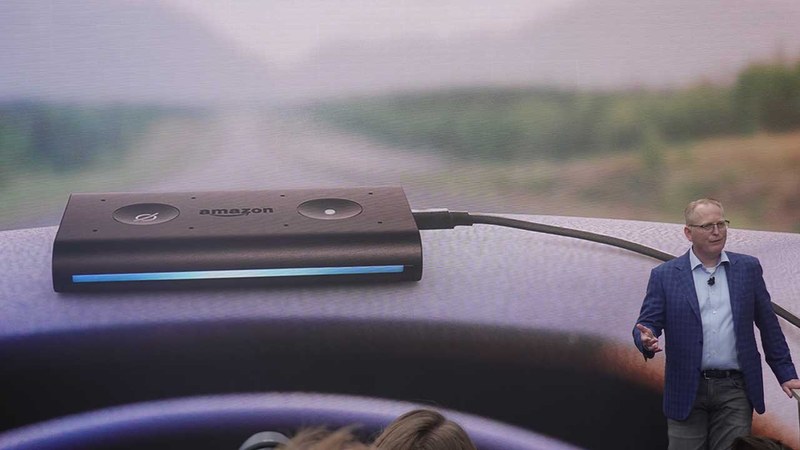 車に後付でAlexaを搭載するための「Echo Auto」。実は非常に小さく、ダッシュボードの上に置いていても邪魔にならない。