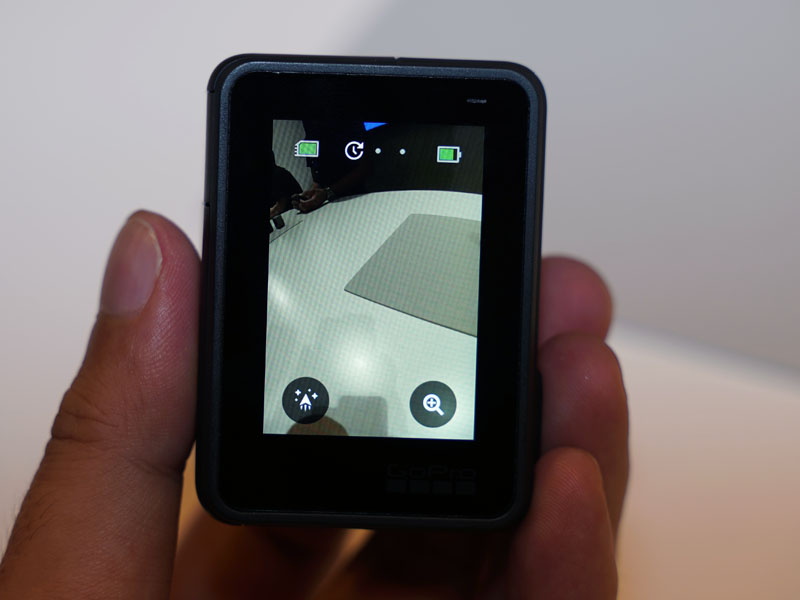 カメラを縦向きにするだけで、カメラ側が「ポートレートモード」で撮影したいのだなと認識し、縦向きの設定で撮影できるようになる