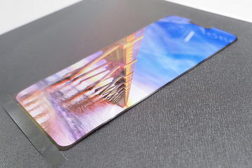 国産有機ELスマホ登場。シャープ「AQUOS zero」は曲面6.2型OLEDで'18年