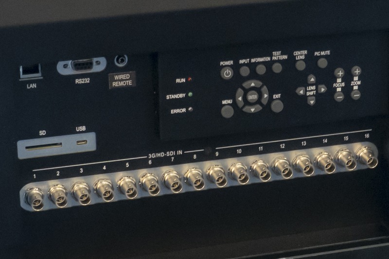 本体左側面のインターフェイス部分。3G-SDI BNC端子が16系統並ぶ