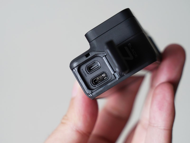 右のフタ内にはUSB-C端子とmicroHDMI端子