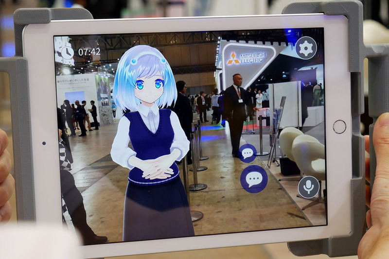 バーチャルガイドのレナ。タブレットを持って歩くと、バーチャル観光案内所をARで案内してくれる