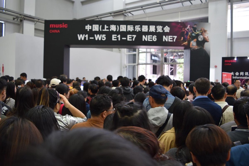 混雑している会場