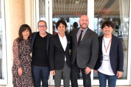 左からアミューズ Group USA副社長 ヒロコ・スタンホープ、ヴァーティゴエンターテイメント・エグゼクティブ プロデューサー マイク・コノリー、フジテレビ常務取締役 大多亮、グローバルロードテレビジョン・国際制作事業部長 イーライ・シブリー、フジテレビ・コンテンツ事業室部長職 久保田哲史