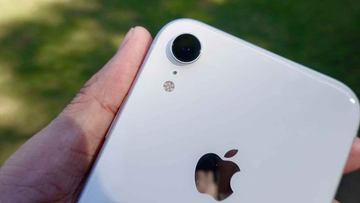 カメラレンズに傷あり　Apple iPhone XR ホワイト 本体　中古品 Amazon | 【整備済み品】 Apple iPhone XR 64GB ホワイト SIM