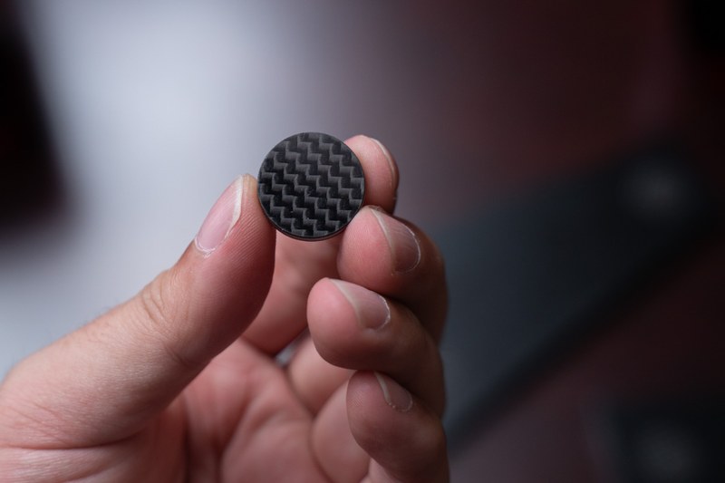 オーディオボードとスピーカーの間に設置するインシュレーターは、「ネオフェード カーボンマトリックス3層材」を使ったもの