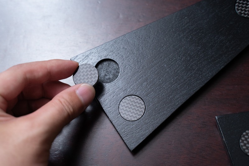 オーディオボードとスピーカーの間に設置するインシュレーターは、「ネオフェード カーボンマトリックス3層材」を使ったもの